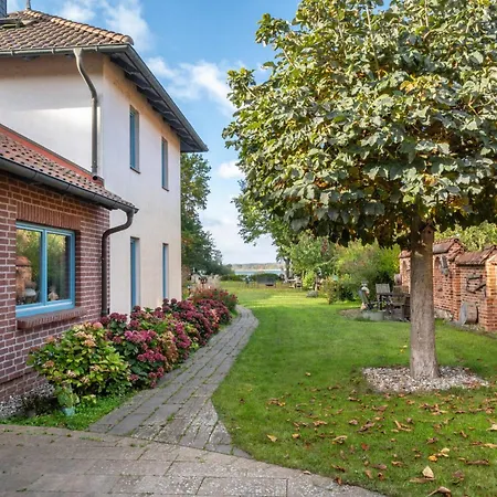 Inselblick - Am Schweriner Flessenow